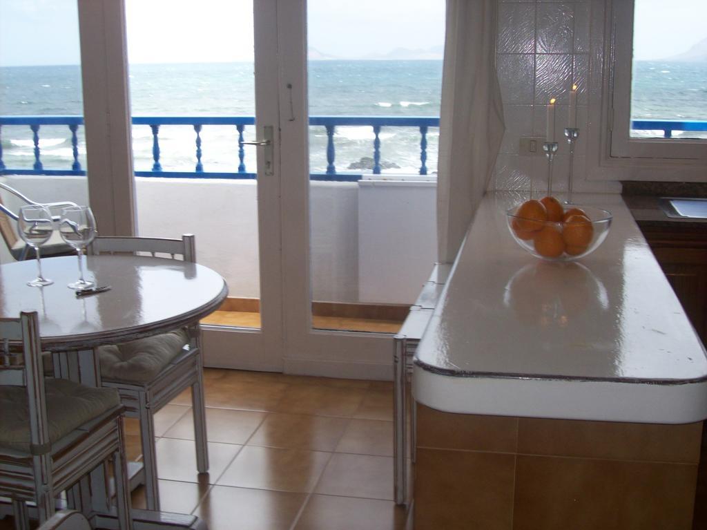 Absolute Beachfront Apartment Фамара Экстерьер фото